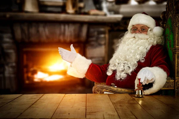 Santa Claus Sentado Descansando Una Sala Estar Con Chimenea Cómodo — Foto de Stock