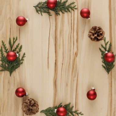 Düz ahşap arka planda parlak mücevherler. Işıldayan, pırıl pırıl kışın Noel arkaplanı. Reklam ürünleri, dekorasyonlar ve metin için yer.