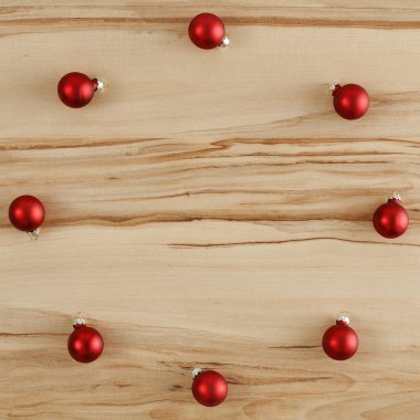 Düz ahşap arka planda parlak mücevherler. Işıldayan, pırıl pırıl kışın Noel arkaplanı. Reklam ürünleri, dekorasyonlar ve metin için yer.