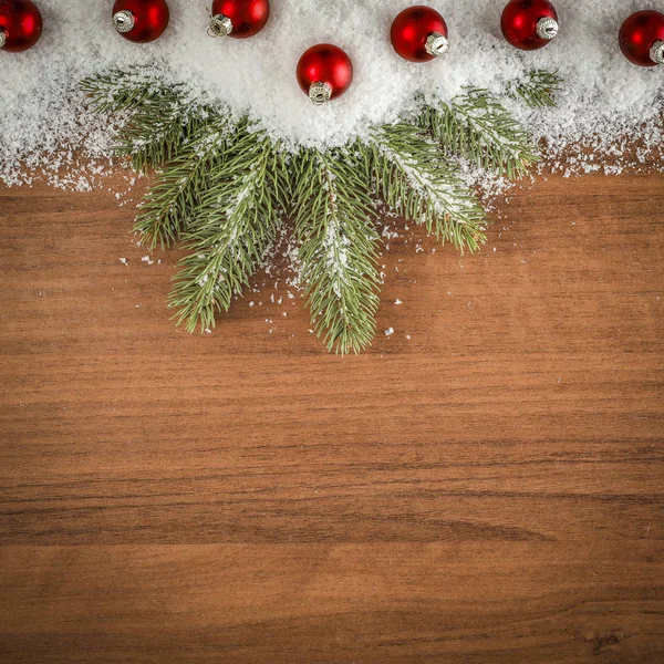 Glanzende Gloeiende Kleine Kerstballen Sparren Takjes Een Vlakke Houten Ondergrond — Stockfoto