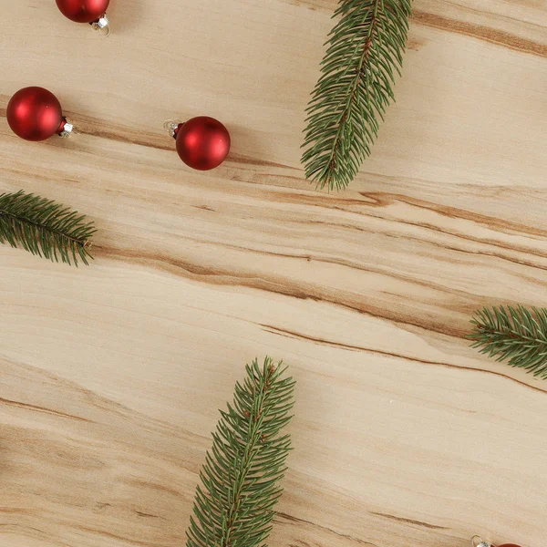 Glanzende Gloeiende Kleine Kerstballen Een Vlakke Houten Achtergrond Glimmende Glinsterende — Stockfoto