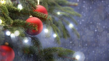 Parlak parlak renklerle Noel süsleri. Arka planı bulanık olan Noel ışıkları. Noel ağacı ve biraz süs ve ışık..