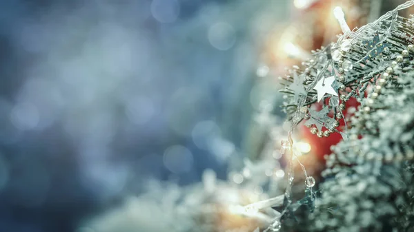 Weihnachtsdekorationen Leuchtenden Glänzenden Farben Weihnachtsbeleuchtung Mit Verschwommenem Hintergrund Weihnachtsbaum Mit — Stockfoto