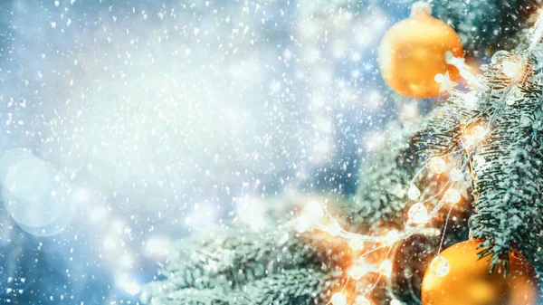Kerstversieringen Felle Glanzende Kleuren Kerstverlichting Met Wazige Achtergrond Kerstboom Met — Stockfoto