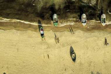 Deniz kıyısındaki teknelerin havadan görünüşü. Gökyüzünden görünen güzel kayalık deniz manzarası.