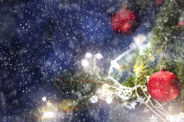 Kerst Decoraties Heldere Glinsterende Glanzende Kleuren Met Kerstverlichting Met Wazig — Stockfoto