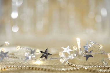 Parlak renklerde Noel süsleri ve parlak arka planda bulanık Noel ışıkları..