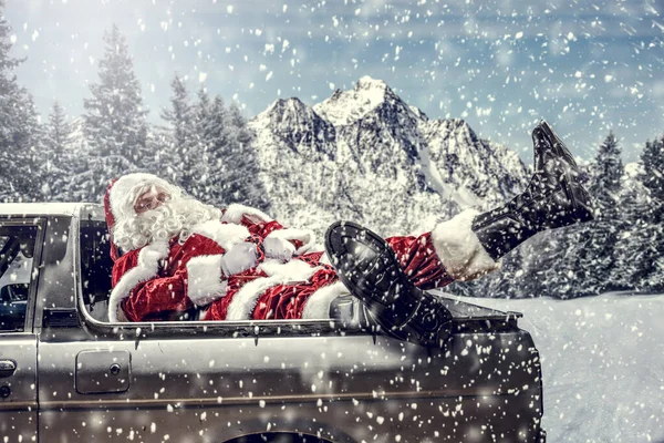 Santa Claus Coche Con Fondo Nevado Invierno Tiempo Navidad Entrega — Foto de Stock