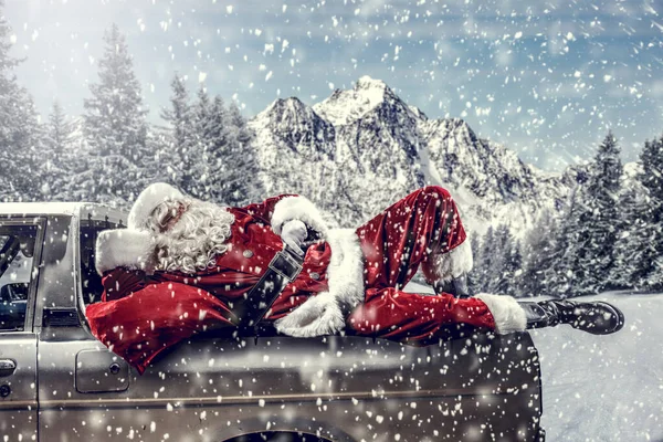 Santa Claus Coche Con Fondo Nevado Invierno Tiempo Navidad Entrega — Foto de Stock
