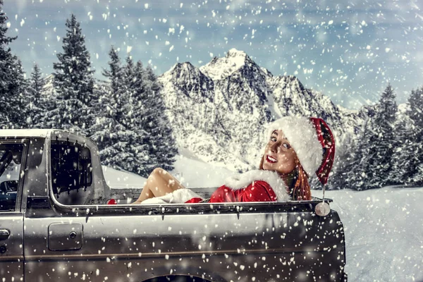 Kobieta Santa Claus Samochodzie Śnieżnym Tle Zimowym Boże Narodzenie Dostarczanie — Zdjęcie stockowe