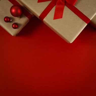 Noel zamanının kırmızı düz arka planı. Ürününüz için boş alan. Xmas dekorasyon ve fotokopi alanı hediye ediyor. Soğuk kış aralık günü ve Noel Baba kutuları. Üst manzara, hava fotoğrafı..