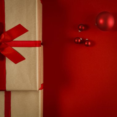 Noel zamanının kırmızı düz arka planı. Ürününüz için boş alan. Xmas dekorasyon ve fotokopi alanı hediye ediyor. Soğuk kış aralık günü ve Noel Baba kutuları. Üst manzara, hava fotoğrafı..