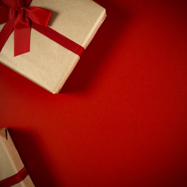 Noel zamanının kırmızı düz arka planı. Ürününüz için boş alan. Xmas dekorasyon ve fotokopi alanı hediye ediyor. Soğuk kış aralık günü ve Noel Baba kutuları. Üst manzara, hava fotoğrafı..