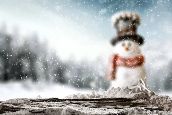 Malý Usměvavý Sněhulák Klobouku Šále Bílým Zasněženým Zimním Pozadím Prostor — Stock fotografie