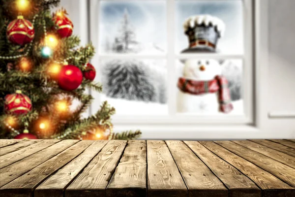 Kleine Glimlachende Sneeuwman Een Hoed Sjaal Met Witte Besneeuwde Winterachtergrond — Stockfoto