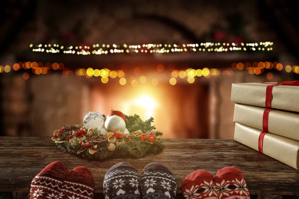 Kobiece Nogi Bożonarodzeniowymi Skarpetkami Zimowymi Wnętrze Domu Rozmazanym Tle Ściany — Zdjęcie stockowe
