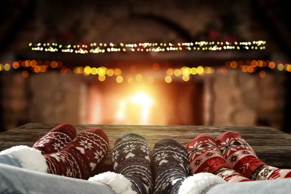 Kobiece Nogi Bożonarodzeniowymi Skarpetkami Zimowymi Wnętrze Domu Tłem Kominka — Zdjęcie stockowe