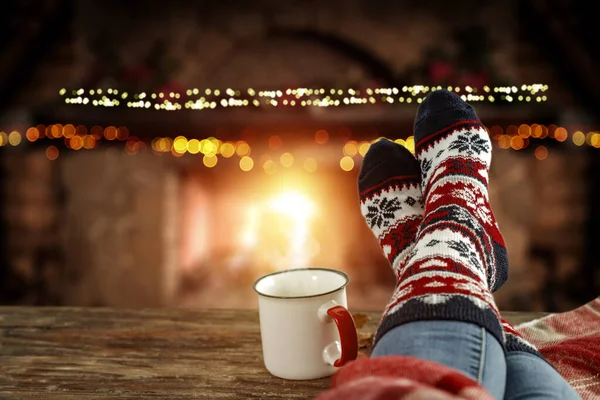 Zima Nogi Stopy Zimowych Skarpetkach Kubki Gorącą Kawą Lub Herbatą — Zdjęcie stockowe