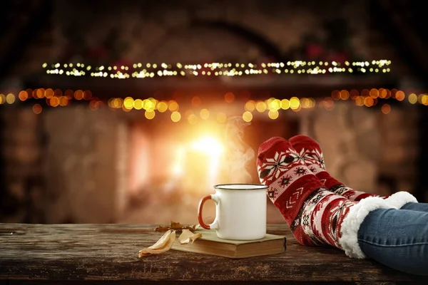 女性の足クリスマス冬の靴下と暖炉の背景と家のインテリア — ストック写真