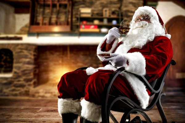 Starý Červený Santa Claus Červeném Dřevěné Podlahy Krbové Zázemí Prostor — Stock fotografie