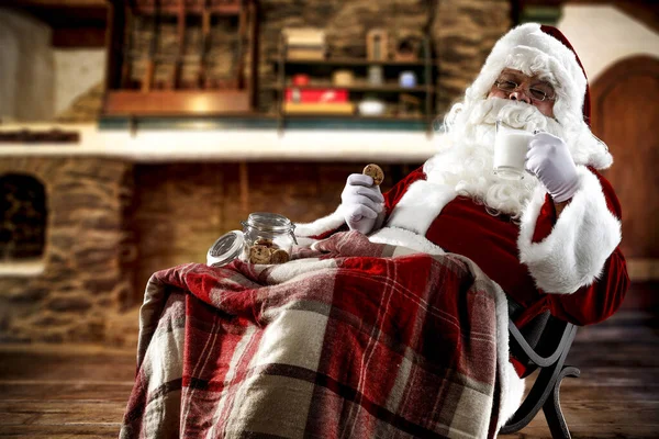 Roter Alter Weihnachtsmann Mit Langem Weißen Bart Roter Kleidung Kamin — Stockfoto