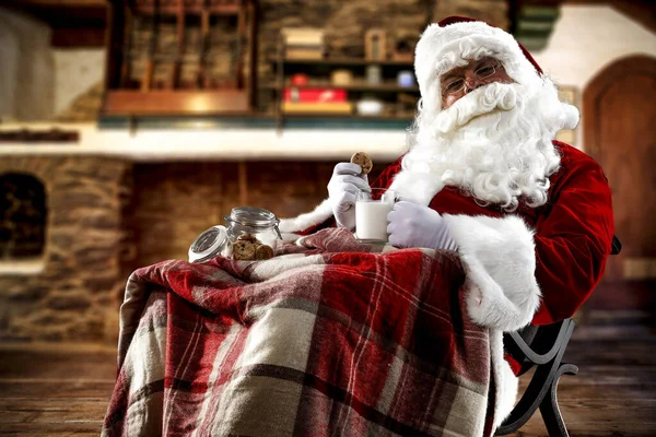 Roter Alter Weihnachtsmann Mit Langem Weißen Bart Roter Kleidung Kamin — Stockfoto