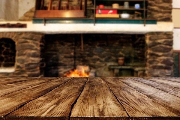 Mesa Madera Con Acogedor Interior Cálido Hogar Con Chimenea Antigua — Foto de Stock