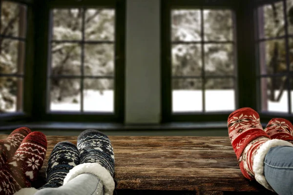 Ženské Nohy Vlněných Ponožkách Dřevěné Zimní Pozadí Volným Prostorem Vánoční — Stock fotografie