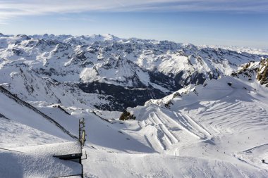 Yüksek dağlarda karlı kış manzarası. Kayak zamanı. Kış arkaplanı karlı ve donma alanı dekorasyonunuz için.. 