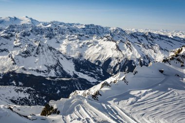 Yüksek dağlarda karlı kış manzarası. Kayak zamanı. Kış arkaplanı karlı ve donma alanı dekorasyonunuz için.. 