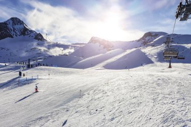 Yüksek dağlarda karlı kış manzarası. Kayak zamanı. Kış arkaplanı karlı ve donma alanı dekorasyonunuz için.. 