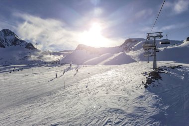 Yüksek dağlarda karlı kış manzarası. Kayak zamanı. Kış arkaplanı karlı ve donma alanı dekorasyonunuz için.. 