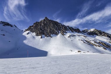 Yüksek dağlarda karlı kış manzarası. Kayak zamanı. Kış arkaplanı karlı ve donma alanı dekorasyonunuz için.. 