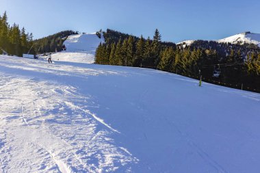 Yüksek dağlarda karlı kış manzarası. Kayak zamanı. Kış arkaplanı karlı ve donma alanı dekorasyonunuz için.. 