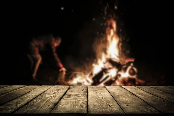火和木制桌子背景与空间为您的装饰和黑暗的心情照片篝火 复制空间和漆黑的夜晚 — 图库照片