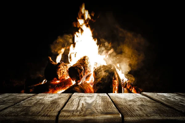 Ateş Ahşap Masa Arka Planında Dekorasyon Için Yer Kamp Ateşinin — Stok fotoğraf