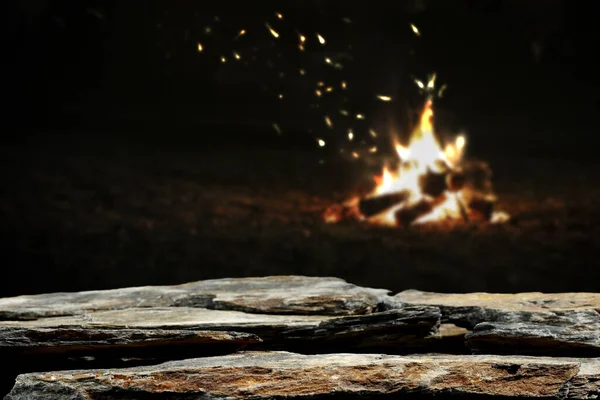 Lagerfeuerhintergrund Und Platz Für Ihr Produkt Auf Steinen Feuer Und — Stockfoto