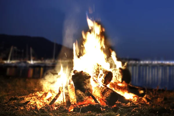 篝火和黑暗的心情照片的夜晚与空间为您的装饰 夏季时间 — 图库照片