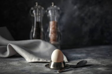 Yumurta ve kahvaltı zamanı. Ürününüz ve karanlık ruh hali arkaplanınız için alanı kopyalayın.