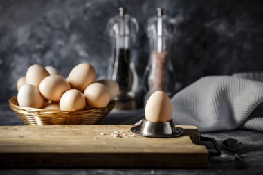 Yumurta ve kahvaltı zamanı. Ürününüz ve karanlık ruh hali arkaplanınız için alanı kopyalayın.