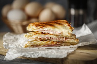 Kadehler, sandviçler ve kahvaltı zamanı. Ürününüz ve karanlık ruh hali arkaplanınız için alanı kopyalayın.