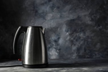 Elektrik ısıtıcısı ve karanlık ruh hali duvarı arka planı. Dekorasyonunuz için alanı kopyalayın ve duvardaki koyu gölgeleri.