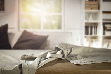 Reklam ürünleri ve bahar penceresinin bulanık arkaplanı için alanı olan mutfak masası arka planı. Mutfakta güneşli bir gün..