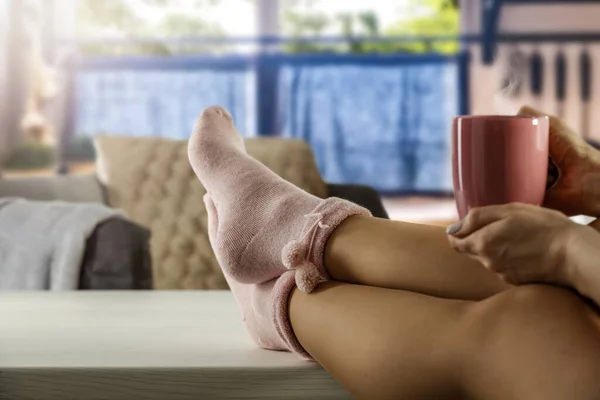 Жінки Ноги Шкарпетках Тлі Пружинного Вікна Простором Рекламного Продукту — стокове фото
