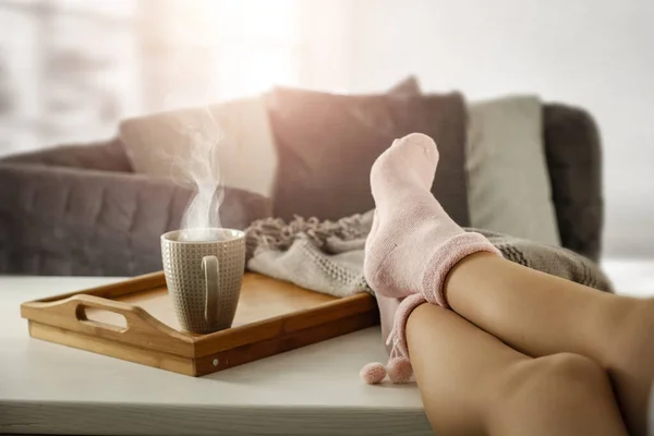 Жінки Ноги Шкарпетках Тлі Пружинного Вікна Простором Рекламного Продукту — стокове фото