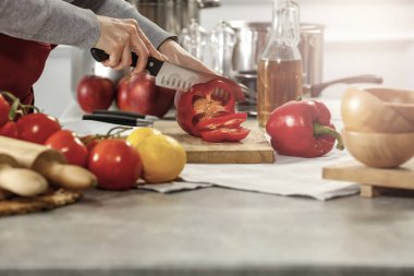 Mutfakta yemek pişirmek, pişirmek ve yemek hazırlamak. Mutfak aletleri, ekipmanlar ve gıda ürünleri ile masa arkası.