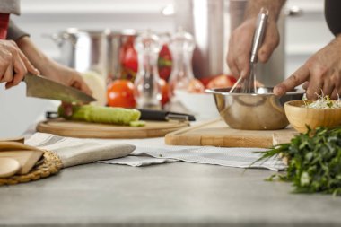 Mutfakta yemek pişirmek, pişirmek ve yemek hazırlamak. Mutfak aletleri, ekipmanlar ve gıda ürünleri ile masa arkası.