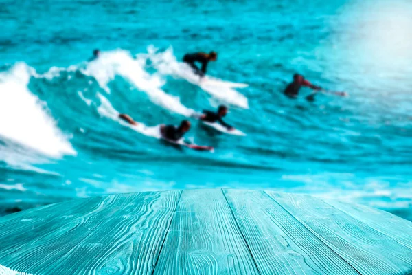 Surfistas Olas Océano Turquesa Mesa Madera Azul Con Espacio Para — Foto de Stock