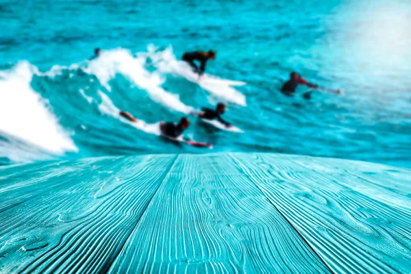 Surfers Golven Turquoise Oceaan Blauwe Houten Tafel Met Plaats Voor — Stockfoto