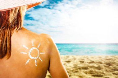 Sırtında güneş kremi ve yaz plajı geçmişi olan bir kadın. Dekorasyonunuz veya ürününüz için yer. 
